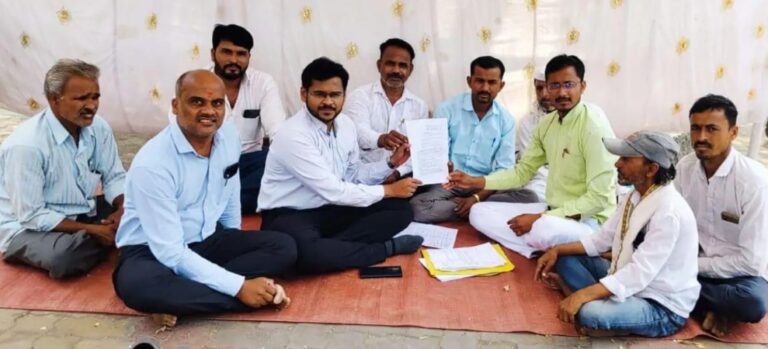 उपोषण सोडताना जामखेड तहसील समोर